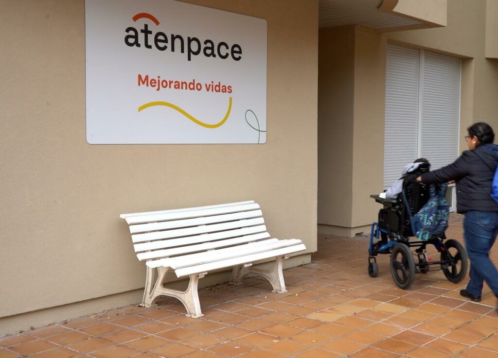 persona usuaria en silla de ruedas entrando en las instalaciones de Atenpace